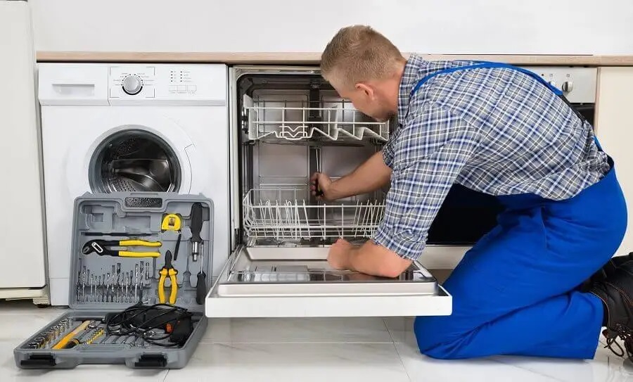 Akçakoca Daikin servisi teknisyen ekibi beyaz eşya tamiri yaparken